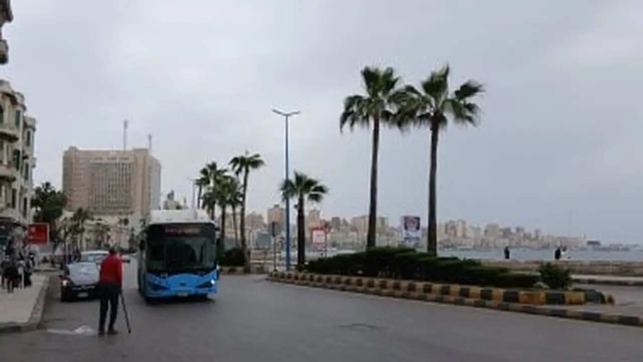 تقلبات جوية تثير غباراً ونشاطاً في حركة الرياح بسماء مدينة الإسكندرية